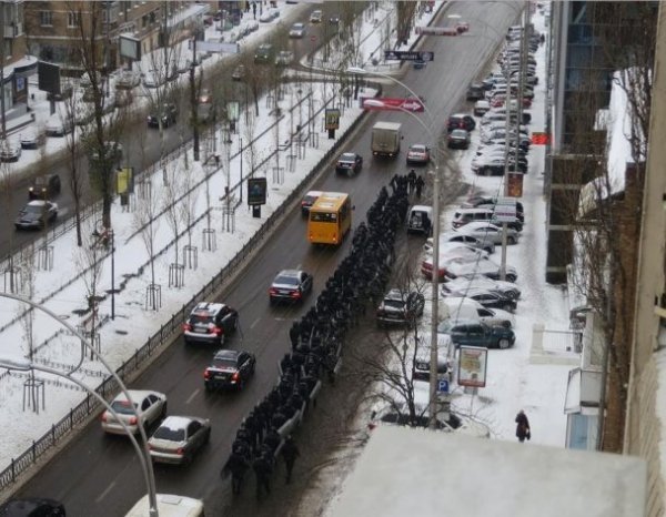 На фото - колона силовиків йде в напрямку центра Києва