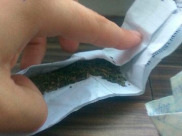 У Луцьку поліцейські спіймали 19-річного хлопця з наркотиками. ФОТО