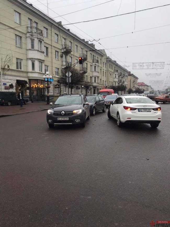 У центрі Луцька зіткнулися Mazda і ВАЗ. ФОТО