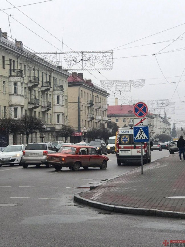 У центрі Луцька зіткнулися Mazda і ВАЗ. ФОТО