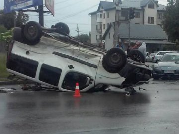 «Гостросюжетна» аварія на Прикарпатті: водій на ходу вистрибнув з автівки. ВІДЕО