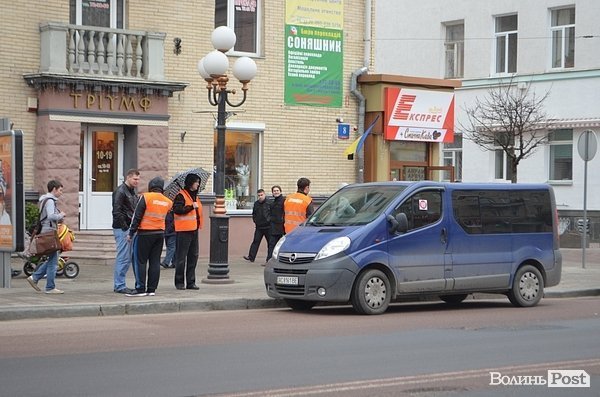 У Луцьку «Автомайдан» вчив водіїв паркуватися. ФОТО