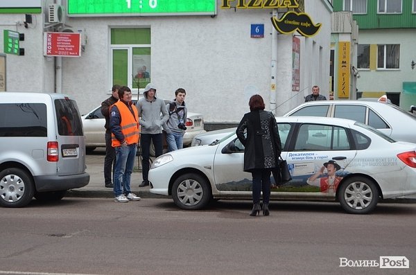 У Луцьку «Автомайдан» вчив водіїв паркуватися. ФОТО