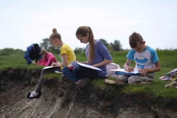 Маленькі волинські художники малювали на березі Стиру. ФОТО