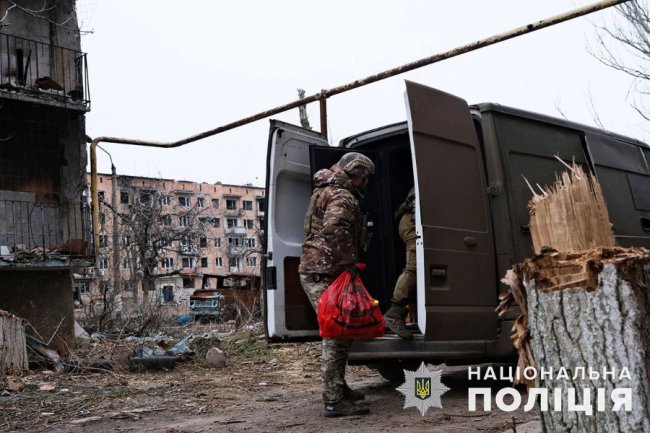 Як під землею у зруйнованому Вугледарі живуть люди: моторошні фото