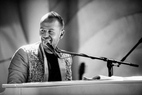 У Луцьку під час концерту співак даруватиме прихильницям парфуми та шоколад