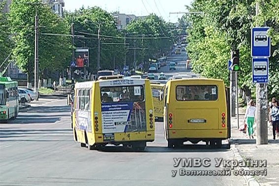 Луцькі маршрутники висаджують людей під світлофорами та їздять напідпитку, - ДАІ. ФОТО. ВІДЕО