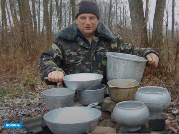 Волинянин виготовляє екологічно чистий посуд