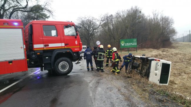 На Волині через ожеледицю на дорогах декілька автомобілів опинились у кюветах. ФОТО