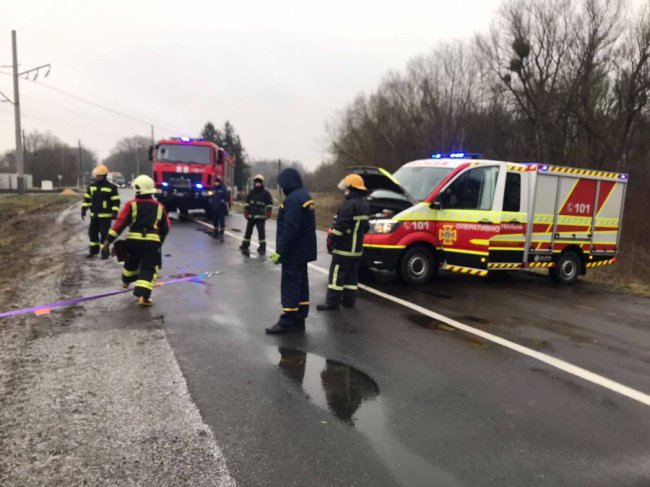 На Волині через ожеледицю на дорогах декілька автомобілів опинились у кюветах. ФОТО