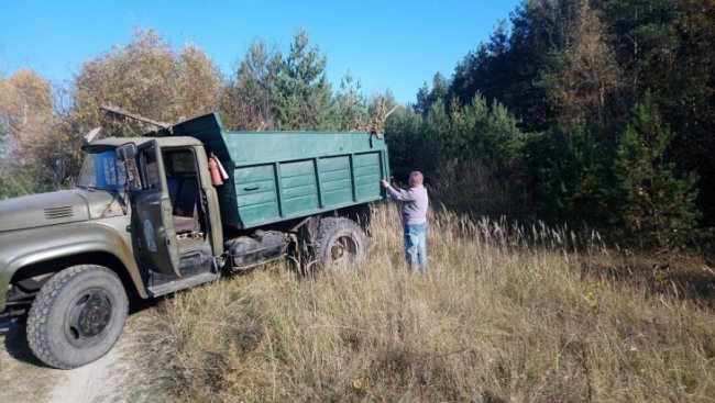 На Волині «застукали» працівників автошколи, які вивозили сміття в ліс. ФОТО
