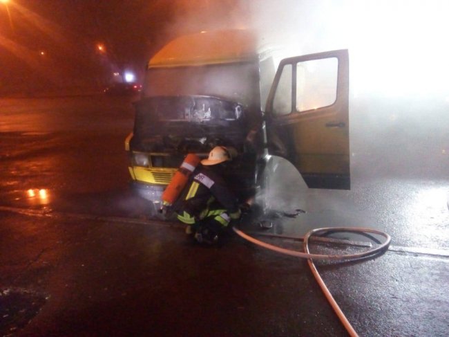 Біля залізничного вокзалу у Рівному вночі горів бус. ФОТО