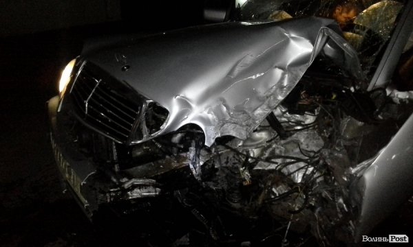 ДТП у Луцьку: Mercedes на шаленій швидкості врізався в стовп. ФОТО