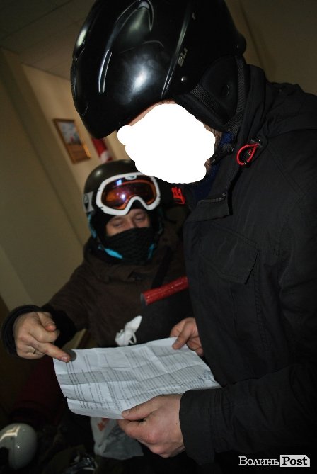 Один з командирів Волинської сотні читає рішення Народної ради про звільнення міністерства