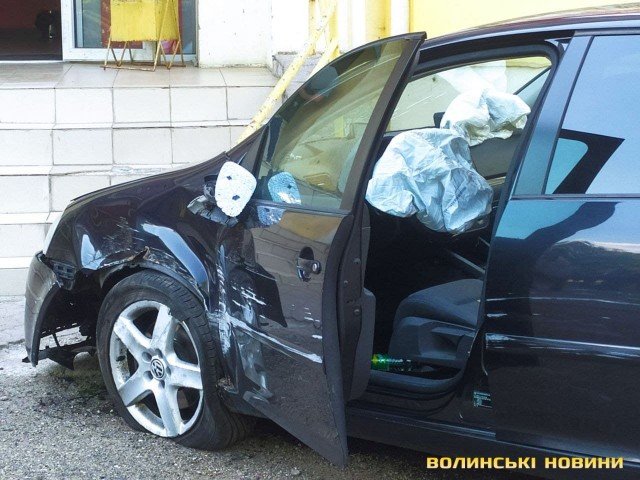 У Луцьку Volkswagen влетів у сходи туристичного магазину. ФОТО