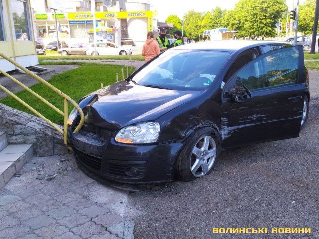 У Луцьку Volkswagen влетів у сходи туристичного магазину. ФОТО