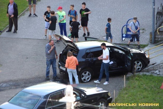 У Луцьку Volkswagen влетів у сходи туристичного магазину. ФОТО