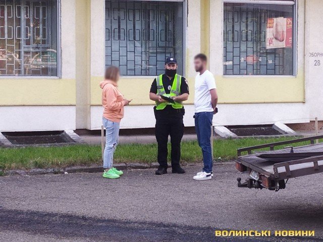 У Луцьку Volkswagen влетів у сходи туристичного магазину. ФОТО