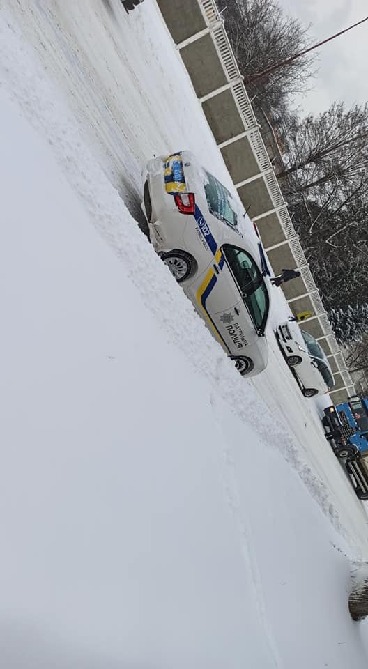 У Луцьку автоцистерна застрягла на засніженій дорозі