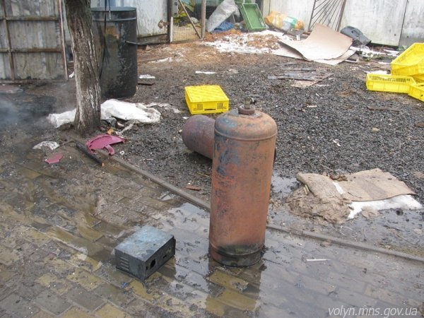 Біля Луцька горів гараж з газовими балонами