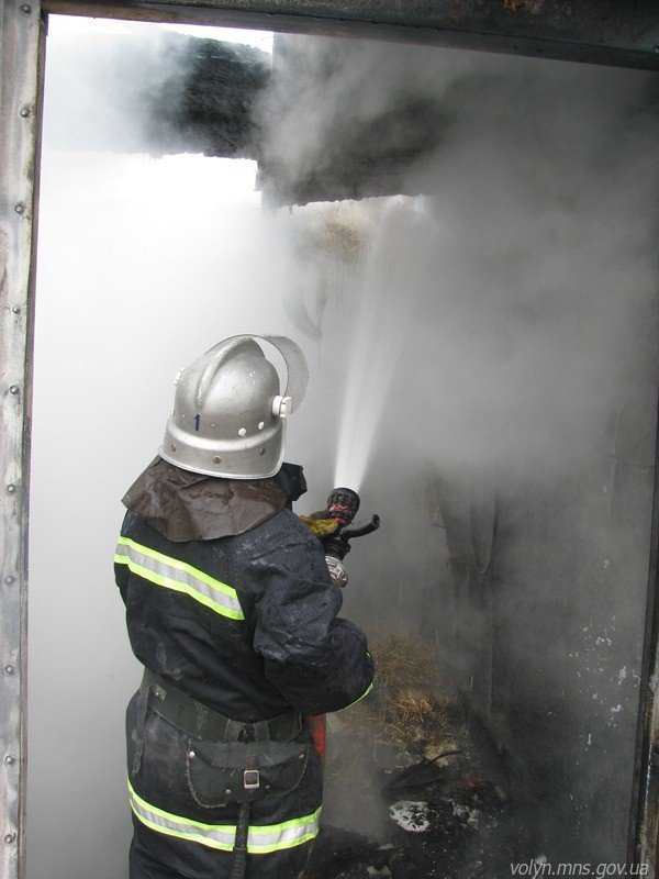 Біля Луцька горів гараж з газовими балонами