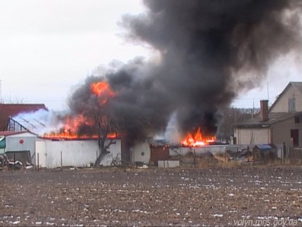 Біля Луцька горів гараж з газовими балонами