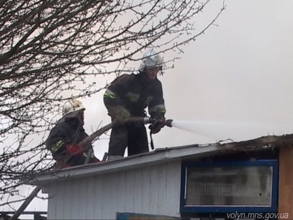 Біля Луцька горів гараж з газовими балонами