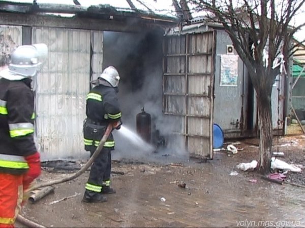 Біля Луцька горів гараж з газовими балонами