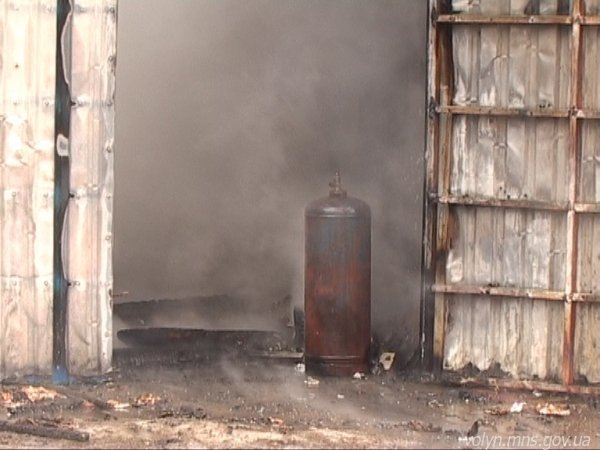 Біля Луцька горів гараж з газовими балонами