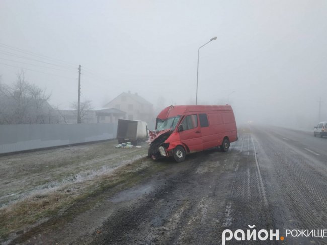 Через туман на Волині зіткнулися мікроавтобуси і вантажівка з «молочкою». ФОТО