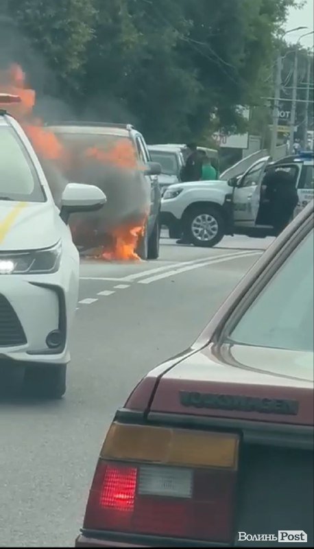 У Луцьку на Ковельській загорівся автомобіль. ВІДЕО