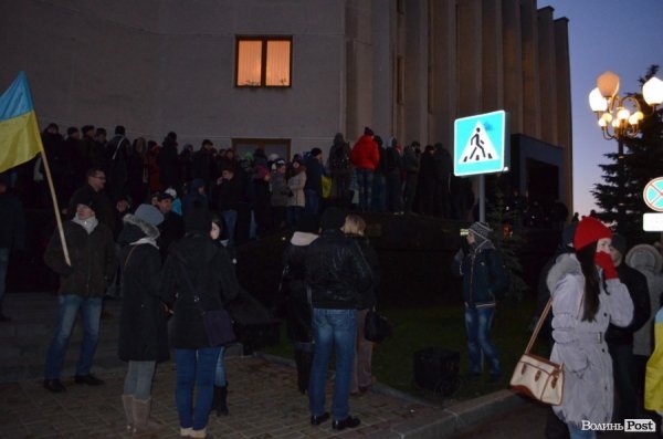 Гарячий світанок у Луцьку: як пікетували губернатора. ФОТО