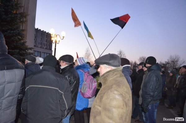 Гарячий світанок у Луцьку: як пікетували губернатора. ФОТО