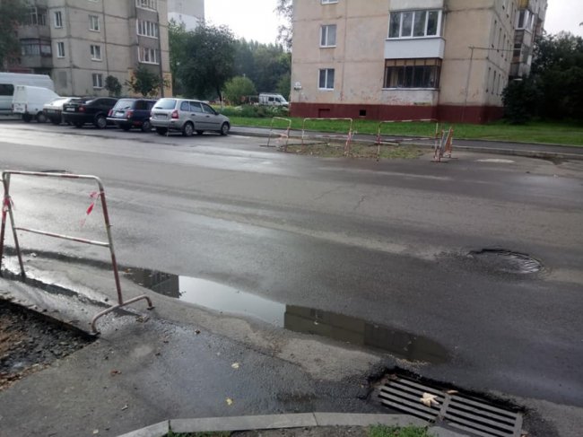 «Спочатку кладуть асфальт, а потім труби міняють»: у Луцьку скаржаться на розриту вулицю. ФОТО