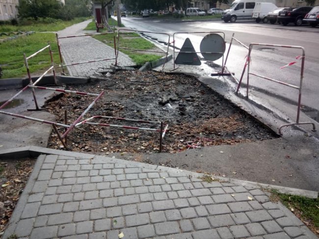 «Спочатку кладуть асфальт, а потім труби міняють»: у Луцьку скаржаться на розриту вулицю. ФОТО