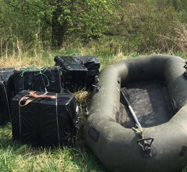 Постріли і покинуті ящики з куривом: на Волині контрабандисти втекли від прикордонників