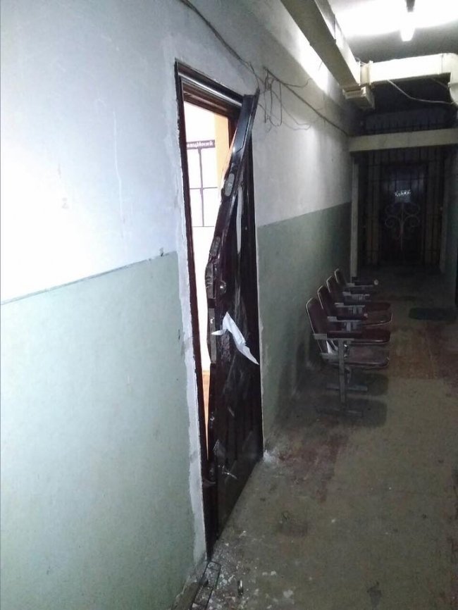 Проникає в офіси та шкодить: безхатько «тероризує» Луцьк