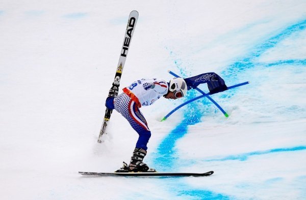  Олександр Ахмадулін з Росії падає під час змагань у слаломі-гіганті