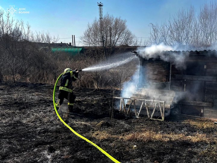 На Волині діти гралися сірниками  і підпалили господарську споруду