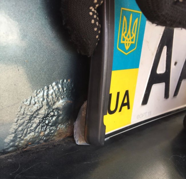 Сховав під номерним знаком авто: через волинський кордон чоловік намагався провезти канабіс. ФОТО