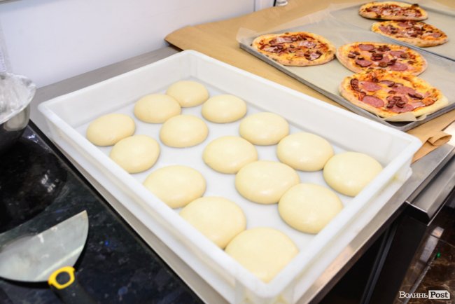 У новому магазині популярної луцької мережі «балують» покупців піцою просто з печі. ФОТО*