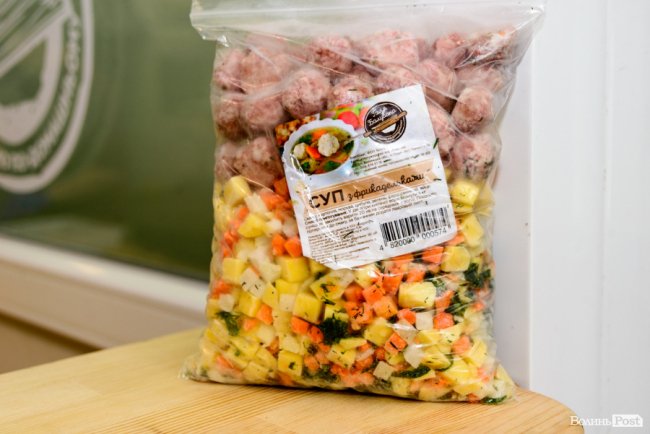 У новому магазині популярної луцької мережі «балують» покупців піцою просто з печі. ФОТО*