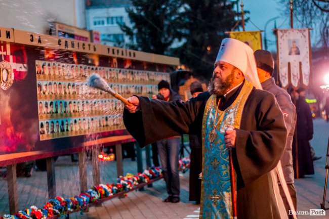 Квіти, сльози і свічки: у День Гідності та Свободи лучани вшанували пам'ять полеглих