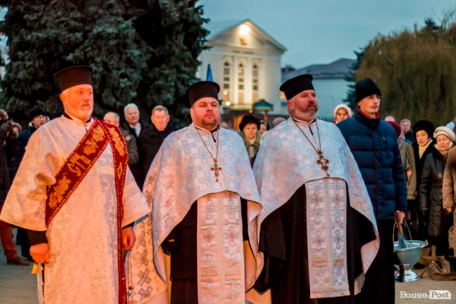 Квіти, сльози і свічки: у День Гідності та Свободи лучани вшанували пам'ять полеглих