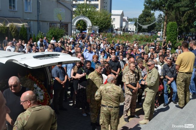 Як у Луцьку прощалися з Героєм Андрієм Єлістратовим. ФОТО