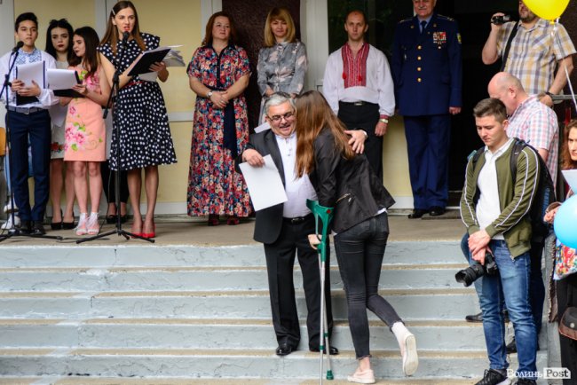 Без пафосу, але з патріотизмом: останній дзвоник у луцькій школі №15. ФОТО