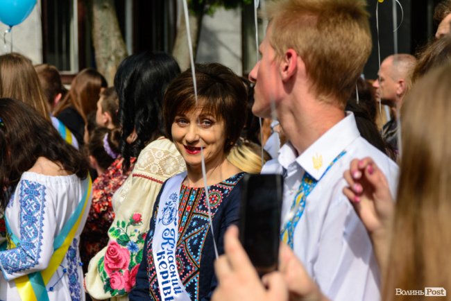 Без пафосу, але з патріотизмом: останній дзвоник у луцькій школі №15. ФОТО