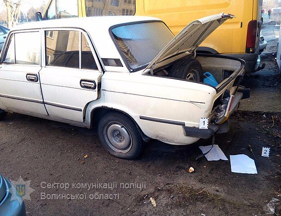 На Волині обікрали припарковане в дворі авто
