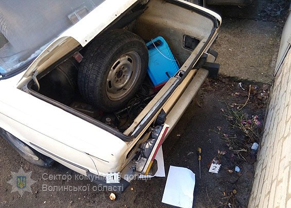 На Волині обікрали припарковане в дворі авто