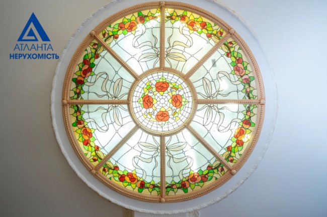 Позолота, ліпнина, вітражі: у Луцьку продають квартиру в «пшонка-стайлі». ФОТО